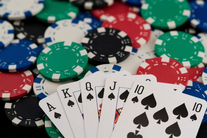 Quan sát hành động của các đối thủ trong ván Poker